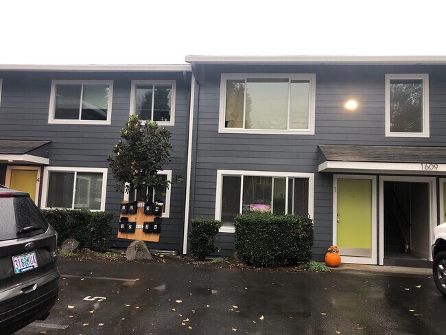 Building Photo - Abernathy Clinton Townhouse OHSU Patio Par...