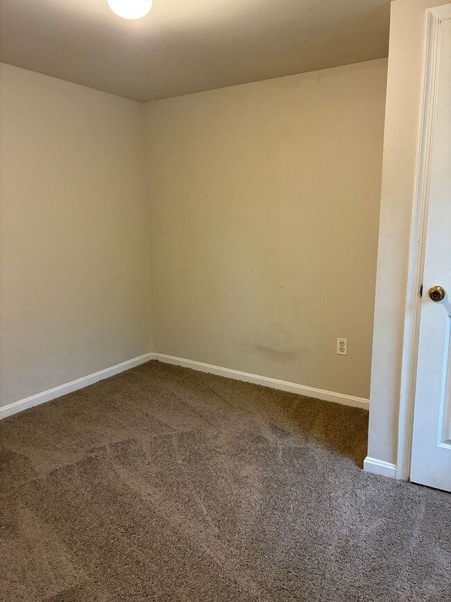 Building Photo - Beautifully Updated 3 Bedroom, 2 Bath Sing...