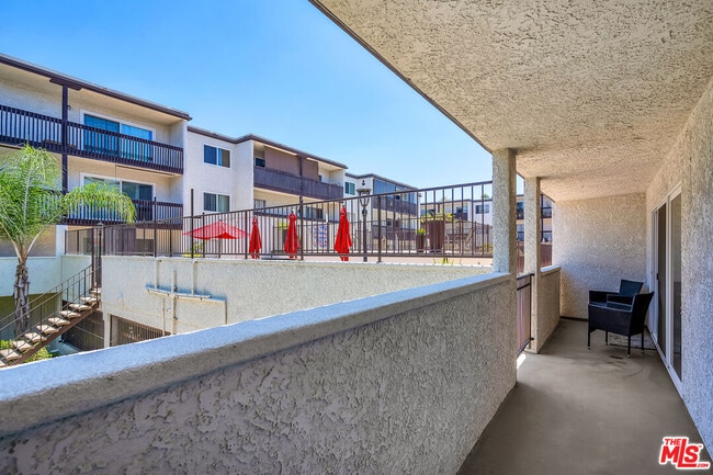 Building Photo - 5334 Lindley Ave