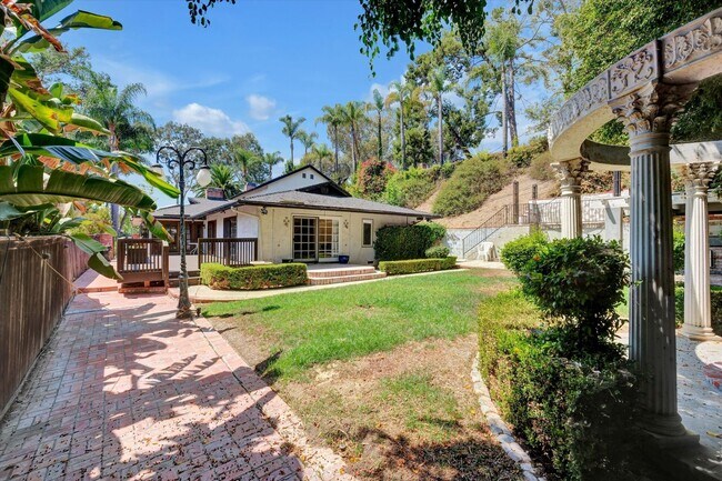 Building Photo - 5-Bedroom Home in Desirable Friendly Hills...