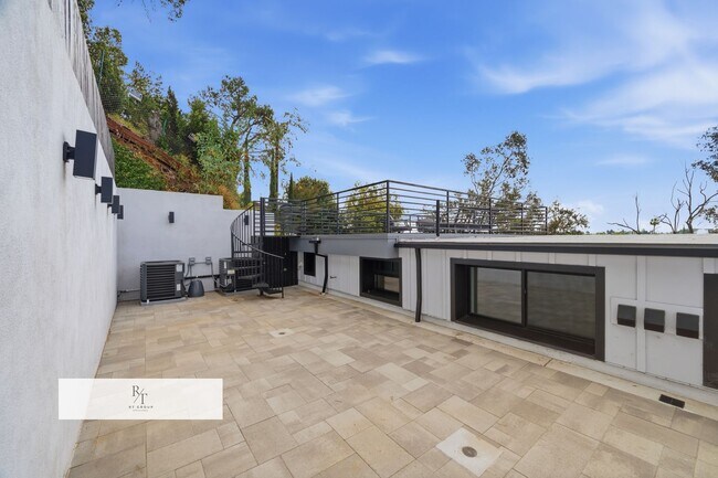 Building Photo - Luxury Modern Living with Stunning LA Skyline Views