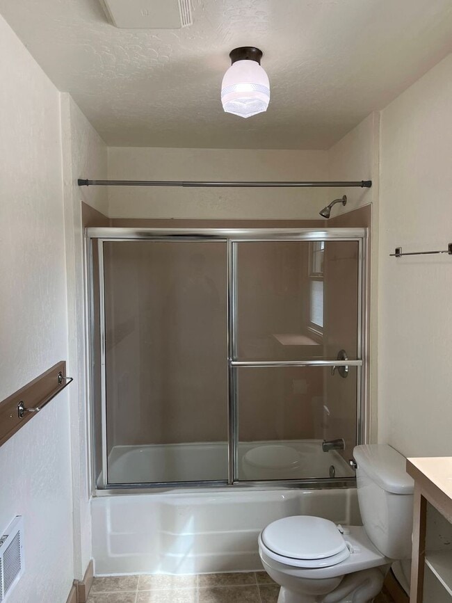 Building Photo - 3 Bed, 1.5 Bath near Rose Garden and Willamette River bike path in Whiteaker