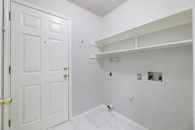 Building Photo - 9505 Woodvale Dr