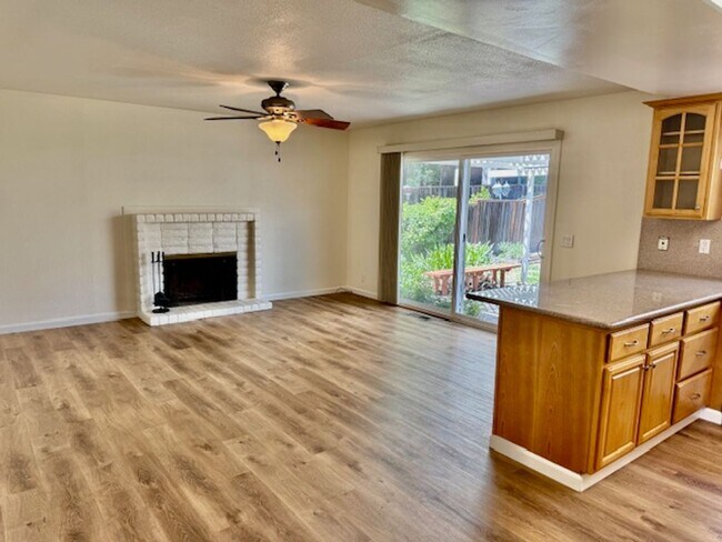 Building Photo - Move-in ready, Charming single level 4 bedroom, 2  bath home in San Ramon!