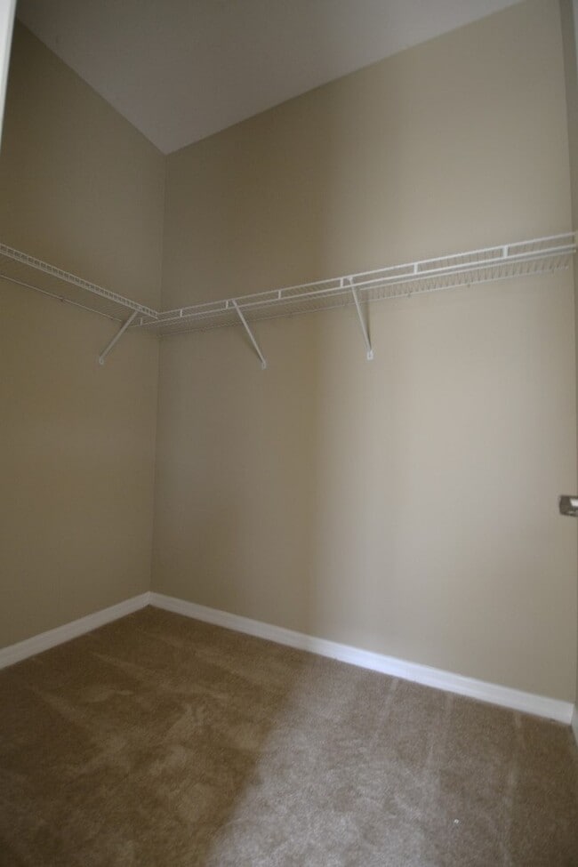 Building Photo - Fantastic fully upgraded 4 BR Oviedo Pool ...