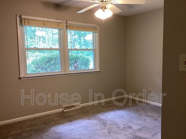 Building Photo - 24 Glen Cove Rd