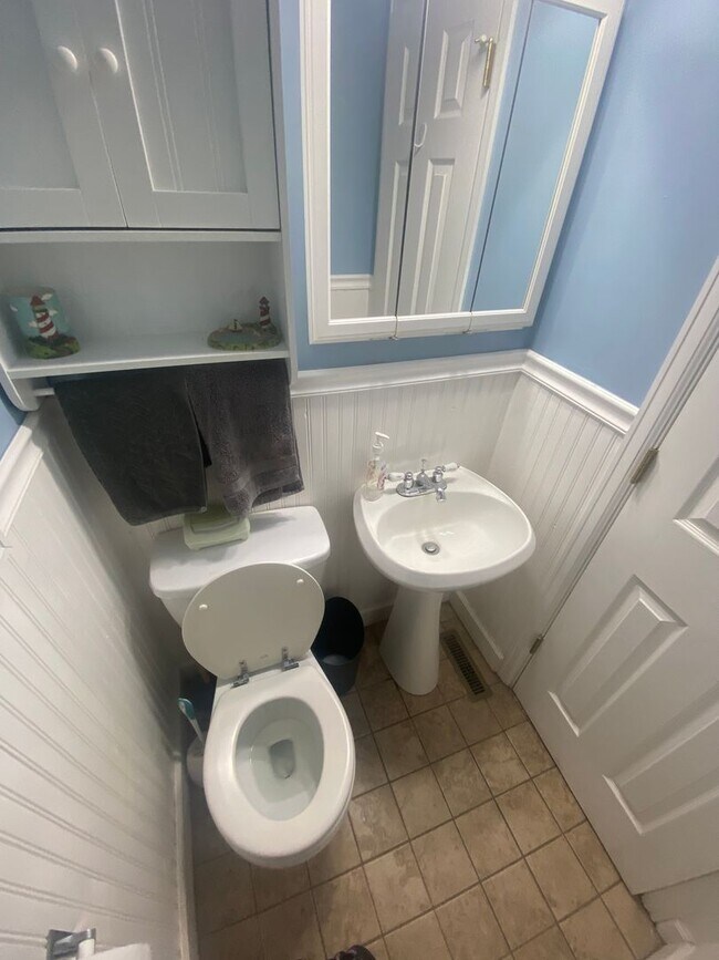 Building Photo - Charming 3 Bed, 1.5 Bath Home in Central F...