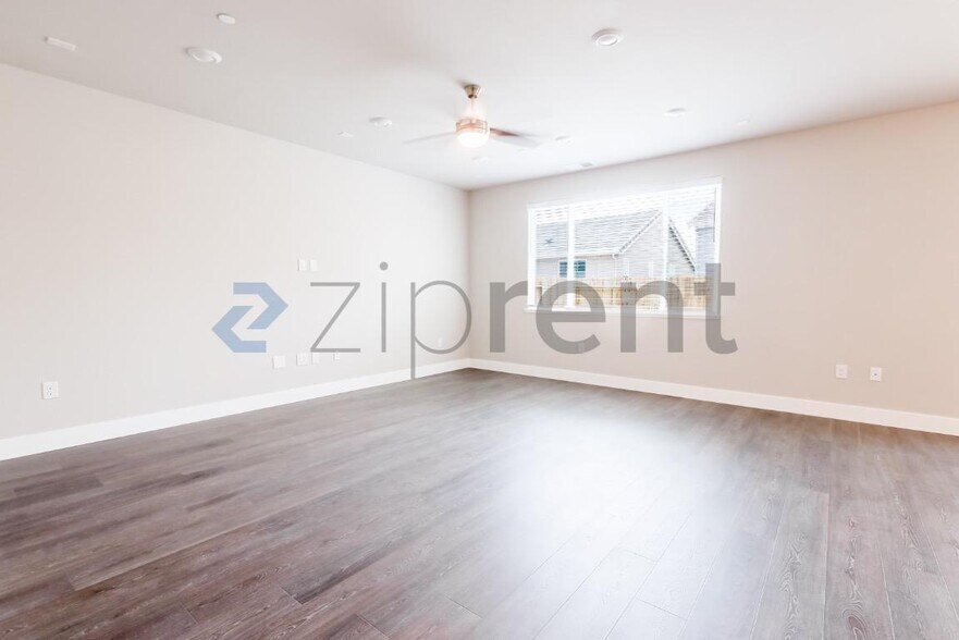 Building Photo - 905 Mirage Ln