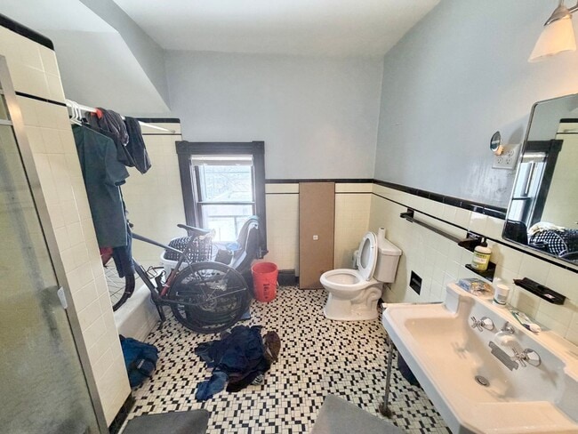 Building Photo - 203 Maple St