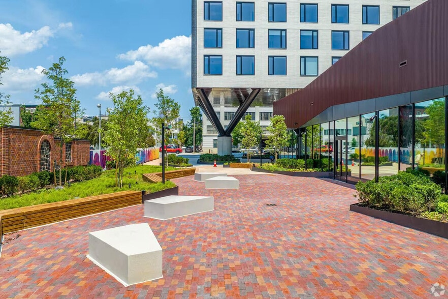 Building Photo - 200 Spring Garden St