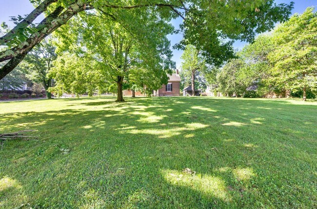 Building Photo - Charming 4BE/3BA Home in Historic Downtown...