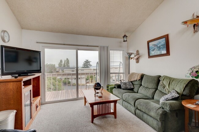 Building Photo - Fully Furnished 2 Bed 1 Bath Condo (Water/Sewer/Trash included)