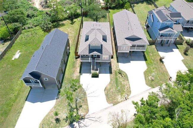 Building Photo - 719 Baywood Dr