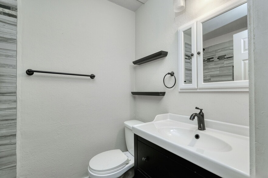 Building Photo - 6407 Auburn Dr