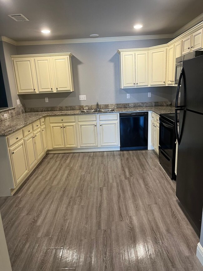 Building Photo - 3 bedroom Duplex