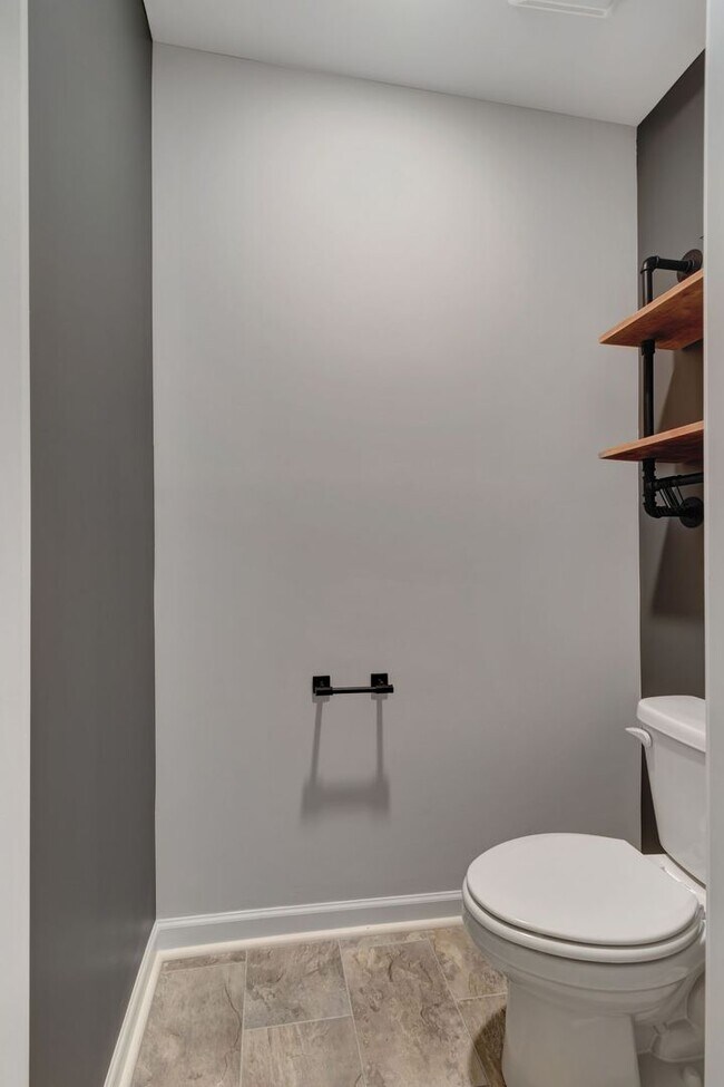 Building Photo - UPGRADED 3 BD 3 BATH MURFREESBORO TOWNHOME IN RIVER LANDING