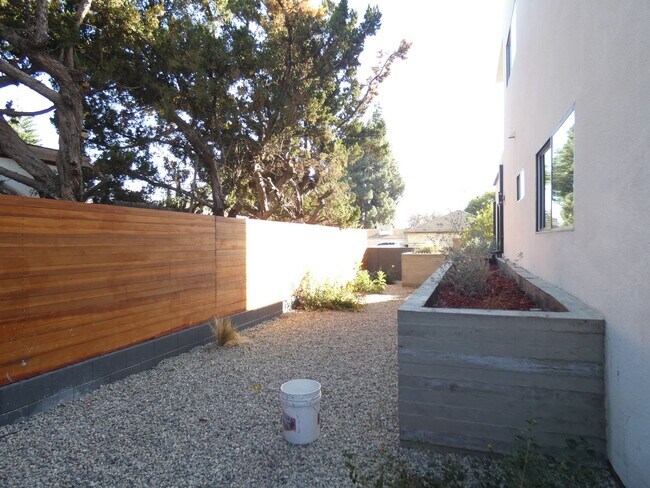 Building Photo - 6034 Craner Ave