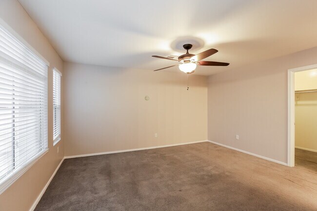 Building Photo - 7005 S 40th Ln