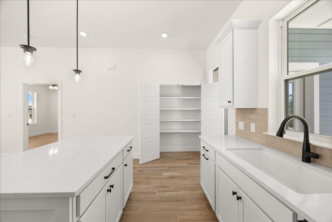 Building Photo - Bright, Spacious, & Beautifully Designed 1 bed 1.5 bath