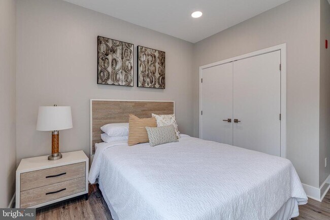 Building Photo - 1952 Bryn Mawr Ave