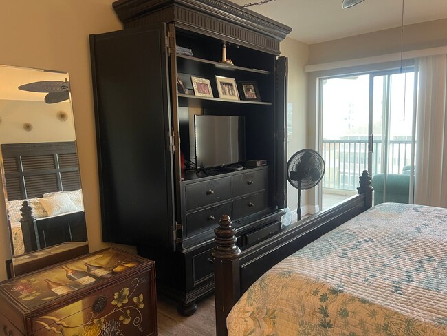 Building Photo - NEW PRICE! 2BD/2BA with Detached Carport on Venice Island!