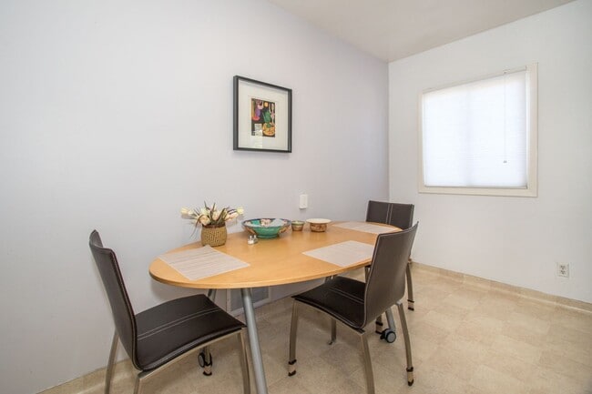 Building Photo - Charming Bungalow in Desirable Community Center Neighborhood!