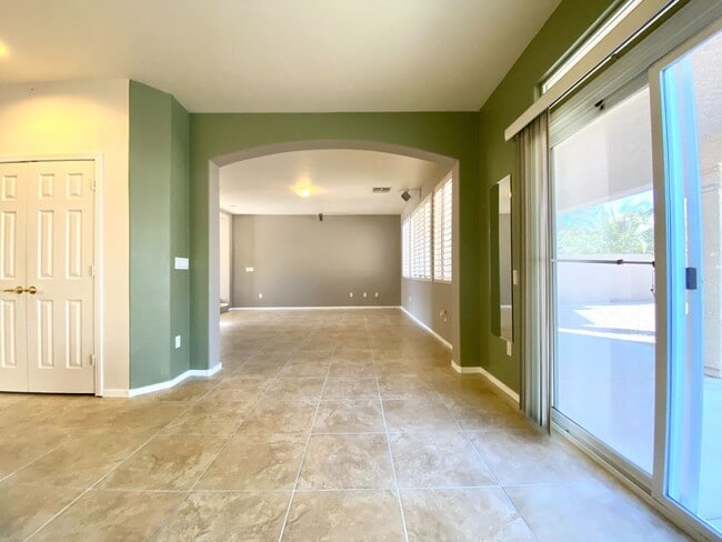 Building Photo - Nice 2-story home