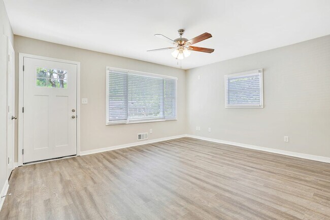 Building Photo - 6195 Cedar Wood Dr