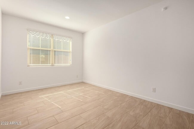 Building Photo - 132 E Teakwood Dr