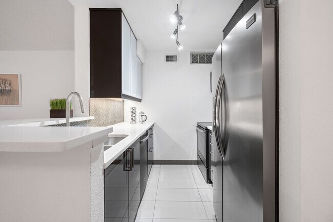 Building Photo - 1601 Faro Dr