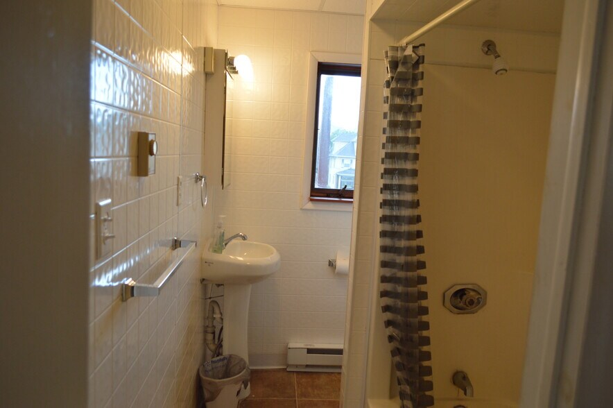 Building Photo - 211 S Main St