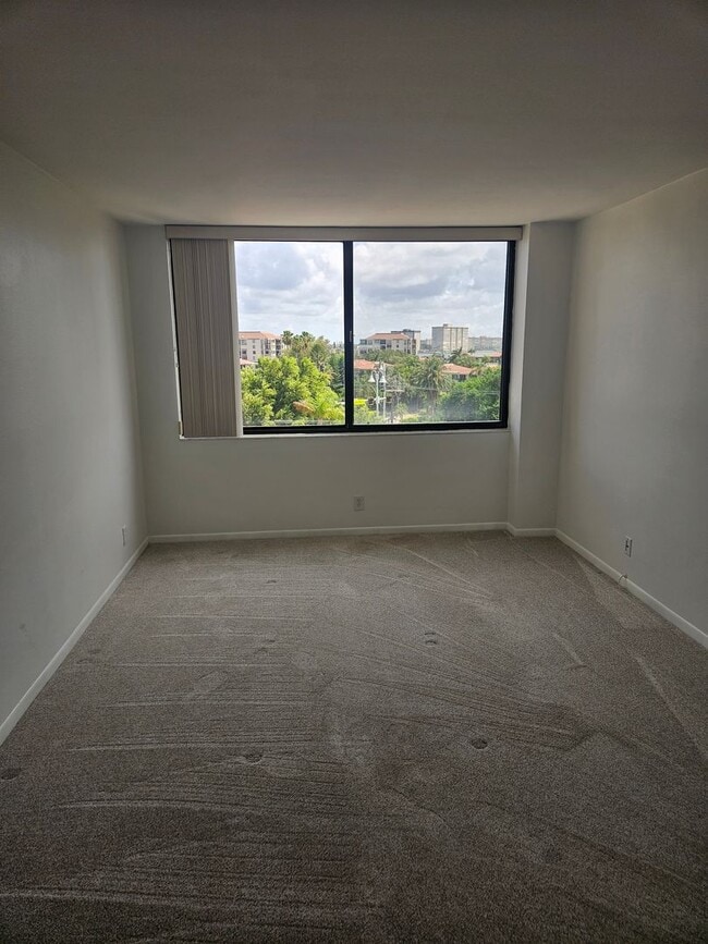 Building Photo - One-year lease starting in January, with free move-in for December.