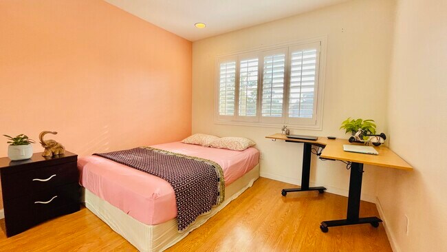 Guest Bedroom / Office - 2501 Avenita Alpera