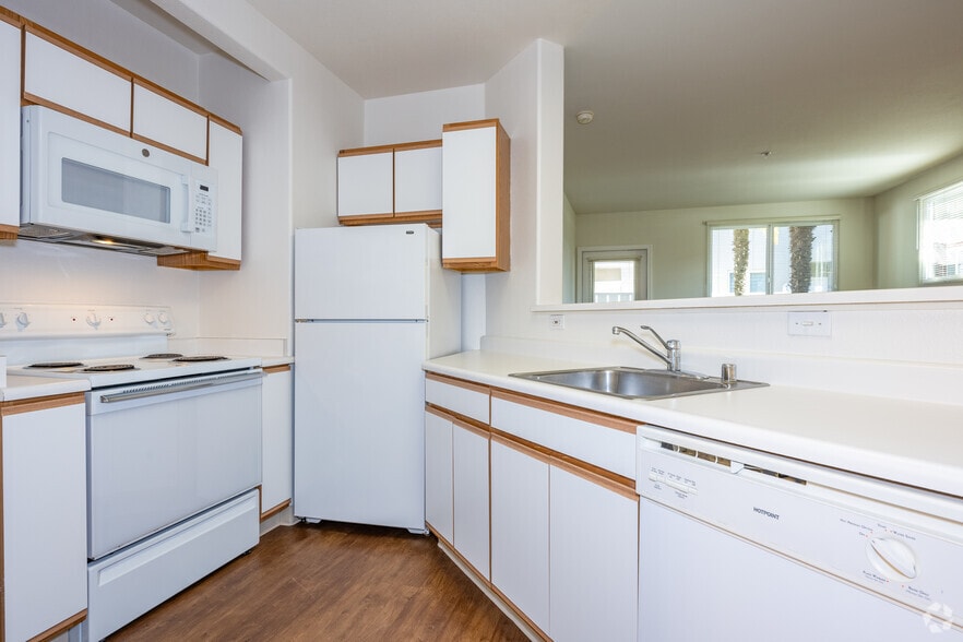 1BR, 1BA - 700SF - Kitchen - Lone Palm Court Apartments
