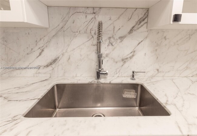 Building Photo - 6061 Collins Ave