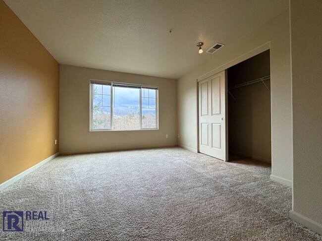 Building Photo - 10733 NE Gateway Pl