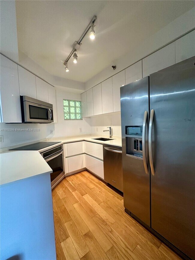 Building Photo - 9156 Collins Ave