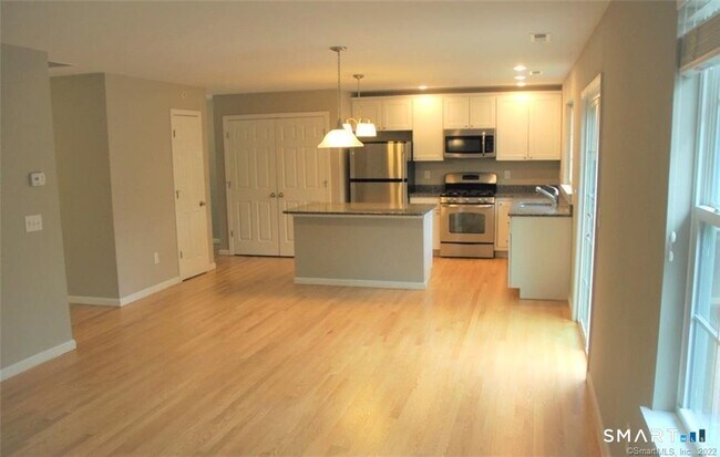 Building Photo - 16 Riverview Ct