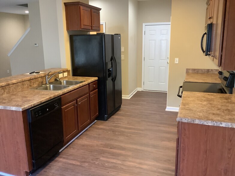 Building Photo - 111 Pin Oak Ct