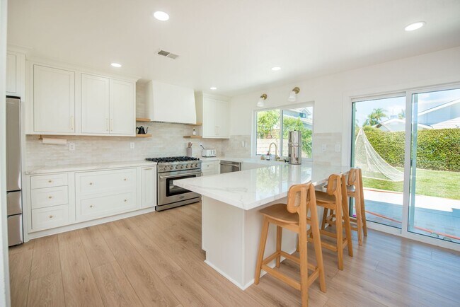 Building Photo - Remodeled South Huntington Beach Home