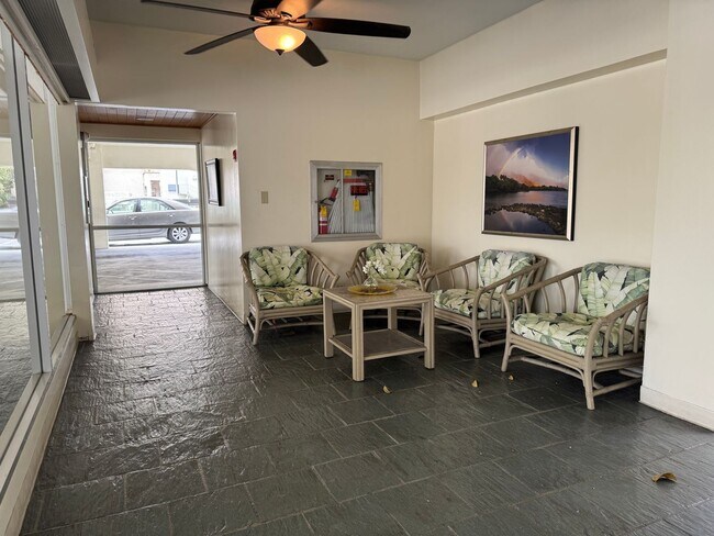 Building Photo - 2 Bed/1.5 Bath/1 Parking at Twin Towers in...