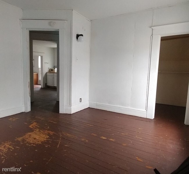 Building Photo - 2 br, 1 bath Apartment - 323 1/2 Sherman St