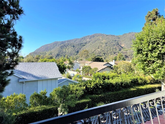 Building Photo - 1450 Palisades Dr