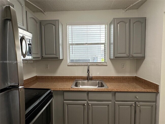 Building Photo - 5661 SW 36th Ct