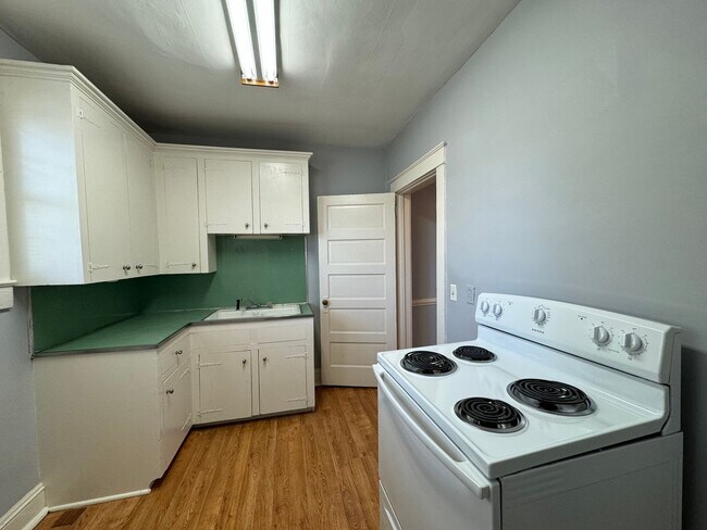 Building Photo - A Great Place to Call Home! Upstairs Apartment for Rent!!