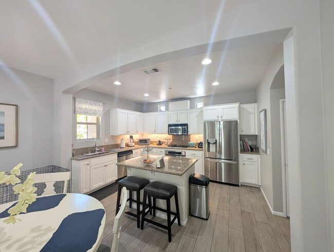 Building Photo - Stunning Modern End Unit Tri Level Condo i...