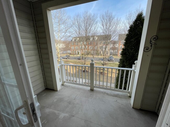 Building Photo - Stunning Light-Filled 3 Bed 2/2 Bath Townhome In Sought After Brambleton