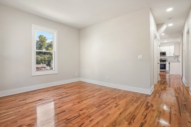 Building Photo - 10 Perry Hill Rd