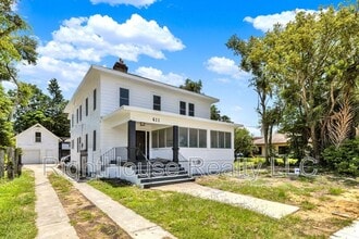 Building Photo - 611 S Grove St