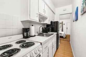 Building Photo - 618 NE 8th Ave